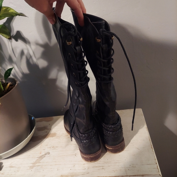 Tall boots - Picture 2 of 3